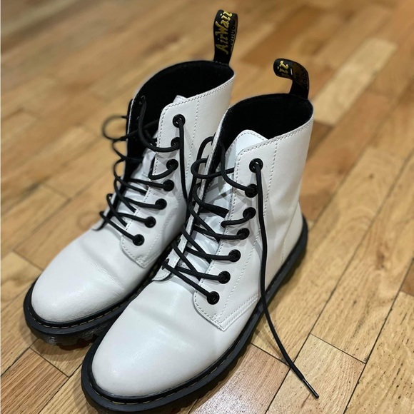 Womens size 9 Doc Martens - Picture 2 of 2